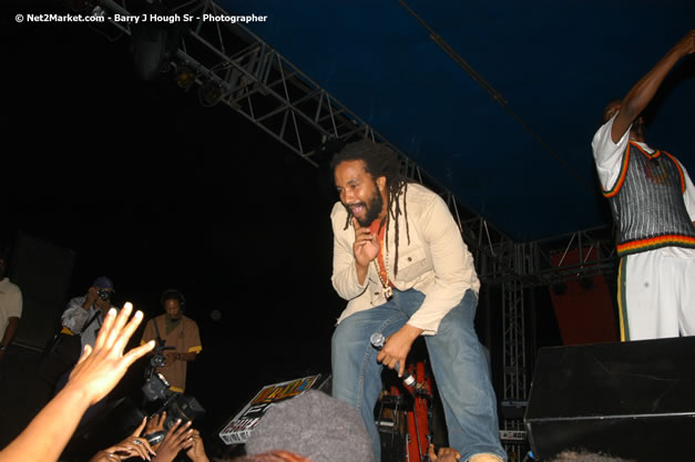 The Marley Brother's - Damian, Stephen, Julian, and Kimani - Smile Jamaica, Nine Miles, St Anns, Jamaica - Saturday, February 10, 2007 - The Smile Jamaica Concert, a symbolic homecoming in Bob Marley's birthplace of Nine Miles - Negril Travel Guide, Negril Jamaica WI - http://www.negriltravelguide.com - info@negriltravelguide.com...!