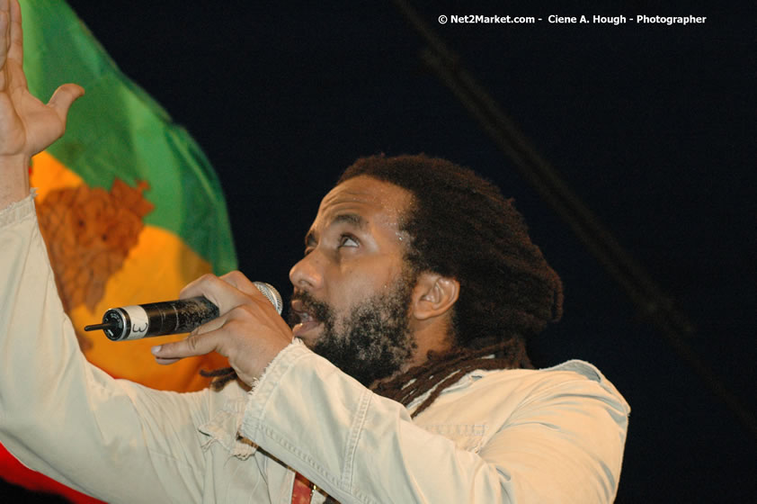 The Marley Brother's - Damian, Stephen, Julian, and Kimani - Smile Jamaica, Nine Miles, St Anns, Jamaica - Saturday, February 10, 2007 - The Smile Jamaica Concert, a symbolic homecoming in Bob Marley's birthplace of Nine Miles - Negril Travel Guide, Negril Jamaica WI - http://www.negriltravelguide.com - info@negriltravelguide.com...!