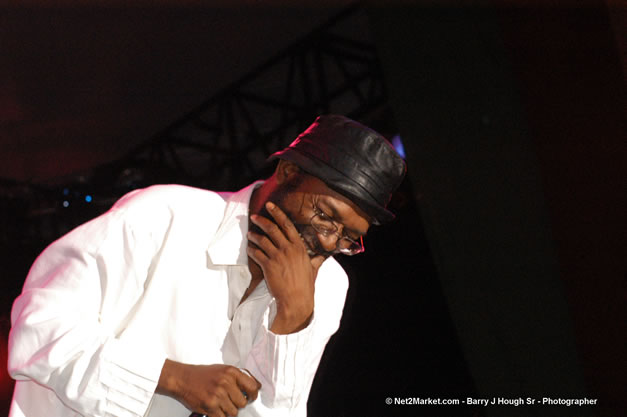 Beres Hammond - Red Stripe Reggae Sumfest 2006 - The Summit - Jamaica's Greatest, The World's Best - Saturday, July 22, 2006 - Montego Bay, Jamaica - Negril Travel Guide, Negril Jamaica WI - http://www.negriltravelguide.com - info@negriltravelguide.com...!