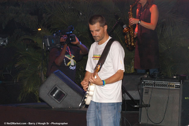 Damian Marley - Red Stripe Reggae Sumfest 2006 - The Summit - Jamaica's Greatest, The World's Best - Saturday, July 22, 2006 - Montego Bay, Jamaica - Negril Travel Guide, Negril Jamaica WI - http://www.negriltravelguide.com - info@negriltravelguide.com...!