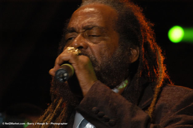 John Holt Recipient of Reggae Sumfest Lifetime Award - Ignition - The Internation Fire Blazes - Friday, July 21, 2006 - Montego Bay, Jamaica - Negril Travel Guide, Negril Jamaica WI - http://www.negriltravelguide.com - info@negriltravelguide.com...!