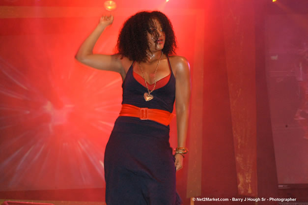 Rihanna - Red Stripe Reggae Sumfest 2006 - The Summit - Jamaica's Greatest, The World's Best - Saturday, July 22, 2006 - Montego Bay, Jamaica - Negril Travel Guide, Negril Jamaica WI - http://www.negriltravelguide.com - info@negriltravelguide.com...!