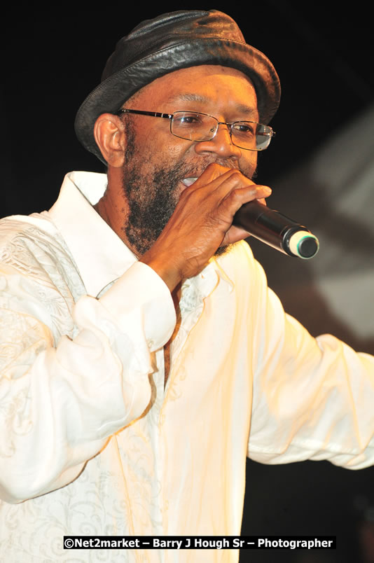 Beres Hammond @ Unite The People An International Reggae Fest, Featuring: Beres Hammond, Coco T, Queen Ifrica, Khalil, Cameal Davis, Iley Dread, Rochelle, Geoffrey Star, Ras Penco, Kool DeLoy, Otis Gayle, J.McKay, Tiney Winey, Venue at Norman Manley Boulevard, Negril, Westmoreland, Jamaica - Saturday, April 4, 2009 - Photographs by Net2Market.com - Barry J. Hough Sr, Photographer/Photojournalist - Negril Travel Guide, Negril Jamaica WI - http://www.negriltravelguide.com - info@negriltravelguide.com...!