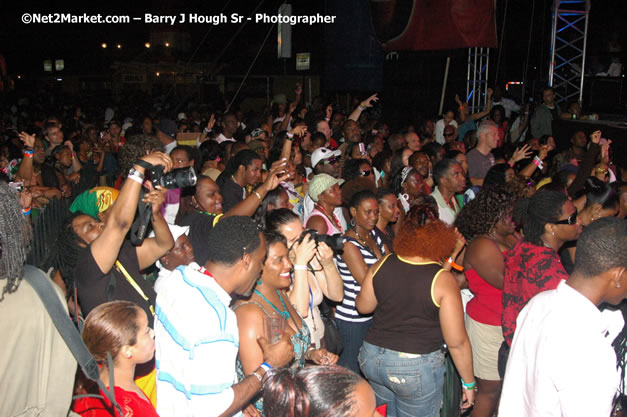 Audience - Red Stripe Reggae Sumfest 2007 - Zenith - Saturday, July 21, 2007 - Catherine Hall, Montego Bay, St James, Jamaica W.I. - Negril Travel Guide, Negril Jamaica WI - http://www.negriltravelguide.com - info@negriltravelguide.com...!