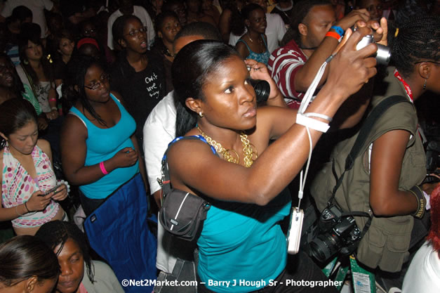 Audience - Red Stripe Reggae Sumfest 2007 - Zenith - Saturday, July 21, 2007 - Catherine Hall, Montego Bay, St James, Jamaica W.I. - Negril Travel Guide, Negril Jamaica WI - http://www.negriltravelguide.com - info@negriltravelguide.com...!