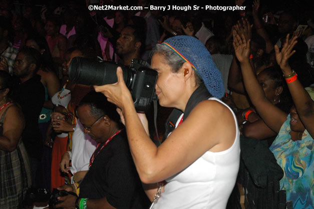 Audience - Red Stripe Reggae Sumfest 2007 - Zenith - Saturday, July 21, 2007 - Catherine Hall, Montego Bay, St James, Jamaica W.I. - Negril Travel Guide, Negril Jamaica WI - http://www.negriltravelguide.com - info@negriltravelguide.com...!