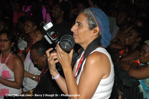 Audience - Red Stripe Reggae Sumfest 2007 - Zenith - Saturday, July 21, 2007 - Catherine Hall, Montego Bay, St James, Jamaica W.I. - Negril Travel Guide, Negril Jamaica WI - http://www.negriltravelguide.com - info@negriltravelguide.com...!