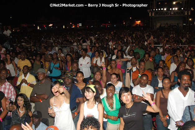 Audience - Red Stripe Reggae Sumfest 2007 - Zenith - Saturday, July 21, 2007 - Catherine Hall, Montego Bay, St James, Jamaica W.I. - Negril Travel Guide, Negril Jamaica WI - http://www.negriltravelguide.com - info@negriltravelguide.com...!