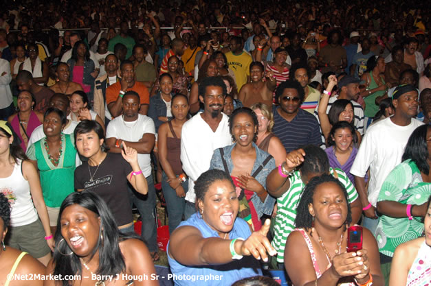 Audience - Red Stripe Reggae Sumfest 2007 - Zenith - Saturday, July 21, 2007 - Catherine Hall, Montego Bay, St James, Jamaica W.I. - Negril Travel Guide, Negril Jamaica WI - http://www.negriltravelguide.com - info@negriltravelguide.com...!
