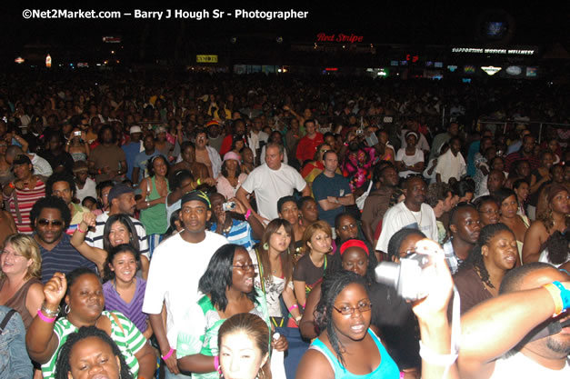 Audience - Red Stripe Reggae Sumfest 2007 - Zenith - Saturday, July 21, 2007 - Catherine Hall, Montego Bay, St James, Jamaica W.I. - Negril Travel Guide, Negril Jamaica WI - http://www.negriltravelguide.com - info@negriltravelguide.com...!