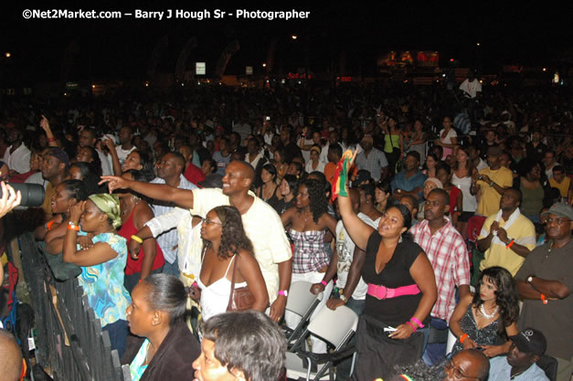 Audience - Red Stripe Reggae Sumfest 2007 - Zenith - Saturday, July 21, 2007 - Catherine Hall, Montego Bay, St James, Jamaica W.I. - Negril Travel Guide, Negril Jamaica WI - http://www.negriltravelguide.com - info@negriltravelguide.com...!