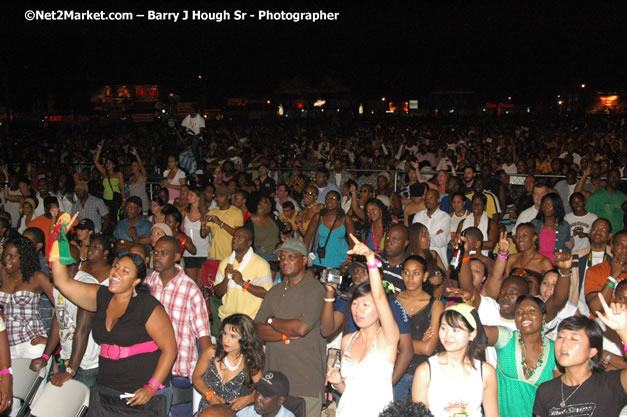 Audience - Red Stripe Reggae Sumfest 2007 - Zenith - Saturday, July 21, 2007 - Catherine Hall, Montego Bay, St James, Jamaica W.I. - Negril Travel Guide, Negril Jamaica WI - http://www.negriltravelguide.com - info@negriltravelguide.com...!