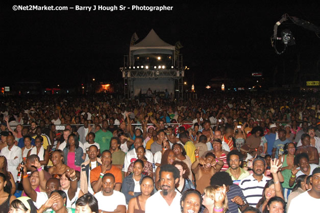 Audience - Red Stripe Reggae Sumfest 2007 - Zenith - Saturday, July 21, 2007 - Catherine Hall, Montego Bay, St James, Jamaica W.I. - Negril Travel Guide, Negril Jamaica WI - http://www.negriltravelguide.com - info@negriltravelguide.com...!