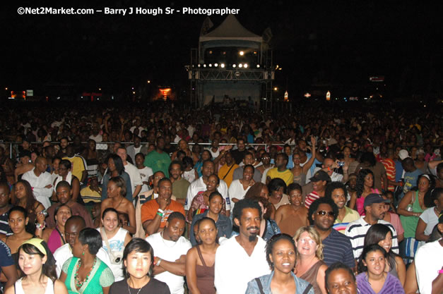 Audience - Red Stripe Reggae Sumfest 2007 - Zenith - Saturday, July 21, 2007 - Catherine Hall, Montego Bay, St James, Jamaica W.I. - Negril Travel Guide, Negril Jamaica WI - http://www.negriltravelguide.com - info@negriltravelguide.com...!