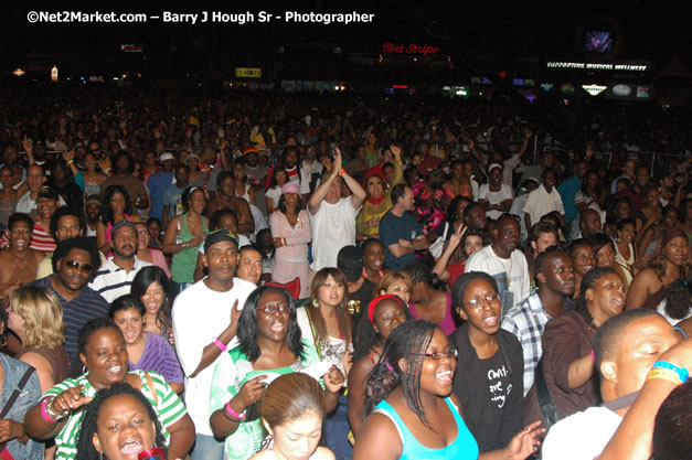 Audience - Red Stripe Reggae Sumfest 2007 - Zenith - Saturday, July 21, 2007 - Catherine Hall, Montego Bay, St James, Jamaica W.I. - Negril Travel Guide, Negril Jamaica WI - http://www.negriltravelguide.com - info@negriltravelguide.com...!