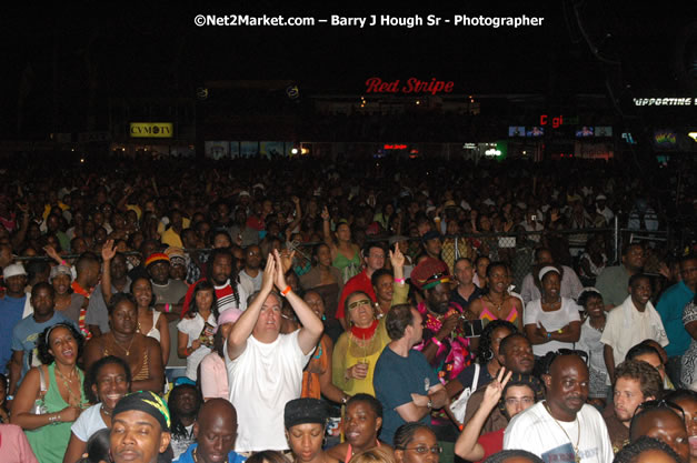 Audience - Red Stripe Reggae Sumfest 2007 - Zenith - Saturday, July 21, 2007 - Catherine Hall, Montego Bay, St James, Jamaica W.I. - Negril Travel Guide, Negril Jamaica WI - http://www.negriltravelguide.com - info@negriltravelguide.com...!