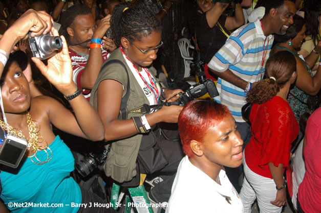 Audience - Red Stripe Reggae Sumfest 2007 - Zenith - Saturday, July 21, 2007 - Catherine Hall, Montego Bay, St James, Jamaica W.I. - Negril Travel Guide, Negril Jamaica WI - http://www.negriltravelguide.com - info@negriltravelguide.com...!