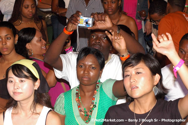 Audience - Red Stripe Reggae Sumfest 2007 - Zenith - Saturday, July 21, 2007 - Catherine Hall, Montego Bay, St James, Jamaica W.I. - Negril Travel Guide, Negril Jamaica WI - http://www.negriltravelguide.com - info@negriltravelguide.com...!