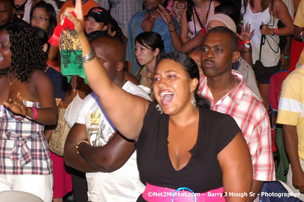 Audience - Red Stripe Reggae Sumfest 2007 - Zenith - Saturday, July 21, 2007 - Catherine Hall, Montego Bay, St James, Jamaica W.I. - Negril Travel Guide, Negril Jamaica WI - http://www.negriltravelguide.com - info@negriltravelguide.com...!