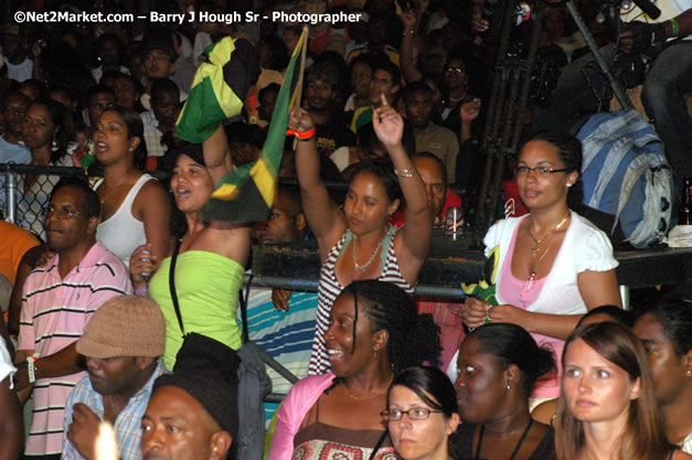 Audience - Red Stripe Reggae Sumfest 2007 - Zenith - Saturday, July 21, 2007 - Catherine Hall, Montego Bay, St James, Jamaica W.I. - Negril Travel Guide, Negril Jamaica WI - http://www.negriltravelguide.com - info@negriltravelguide.com...!