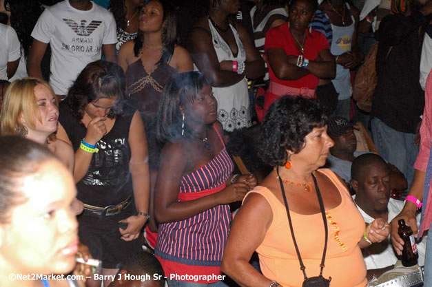 Audience - Red Stripe Reggae Sumfest 2007 - Zenith - Saturday, July 21, 2007 - Catherine Hall, Montego Bay, St James, Jamaica W.I. - Negril Travel Guide, Negril Jamaica WI - http://www.negriltravelguide.com - info@negriltravelguide.com...!