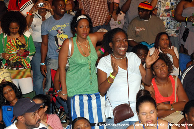Audience - Red Stripe Reggae Sumfest 2007 - Zenith - Saturday, July 21, 2007 - Catherine Hall, Montego Bay, St James, Jamaica W.I. - Negril Travel Guide, Negril Jamaica WI - http://www.negriltravelguide.com - info@negriltravelguide.com...!