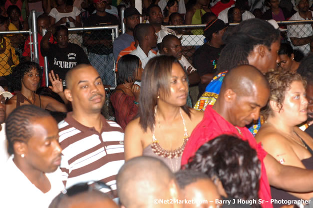 Audience - Red Stripe Reggae Sumfest 2007 - Zenith - Saturday, July 21, 2007 - Catherine Hall, Montego Bay, St James, Jamaica W.I. - Negril Travel Guide, Negril Jamaica WI - http://www.negriltravelguide.com - info@negriltravelguide.com...!