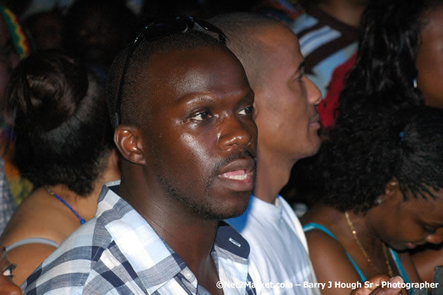 Audience - Red Stripe Reggae Sumfest 2007 - Zenith - Saturday, July 21, 2007 - Catherine Hall, Montego Bay, St James, Jamaica W.I. - Negril Travel Guide, Negril Jamaica WI - http://www.negriltravelguide.com - info@negriltravelguide.com...!