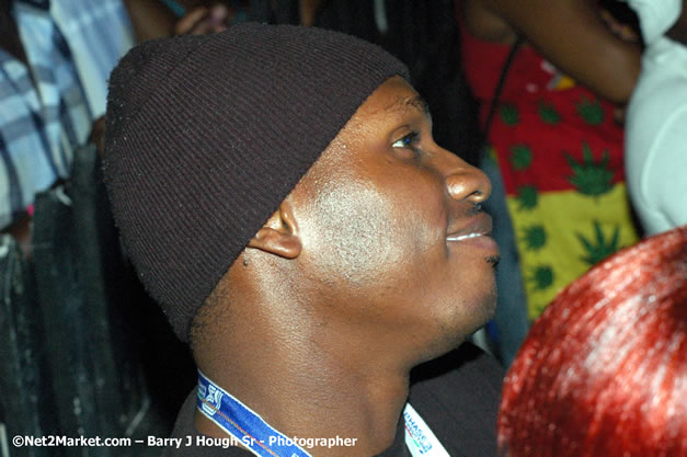 Audience - Red Stripe Reggae Sumfest 2007 - Zenith - Saturday, July 21, 2007 - Catherine Hall, Montego Bay, St James, Jamaica W.I. - Negril Travel Guide, Negril Jamaica WI - http://www.negriltravelguide.com - info@negriltravelguide.com...!