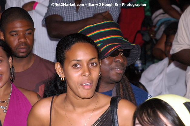 Audience - Red Stripe Reggae Sumfest 2007 - Zenith - Saturday, July 21, 2007 - Catherine Hall, Montego Bay, St James, Jamaica W.I. - Negril Travel Guide, Negril Jamaica WI - http://www.negriltravelguide.com - info@negriltravelguide.com...!