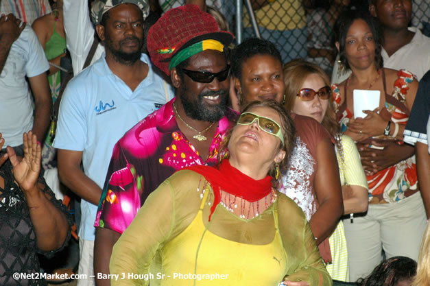 Audience - Red Stripe Reggae Sumfest 2007 - Zenith - Saturday, July 21, 2007 - Catherine Hall, Montego Bay, St James, Jamaica W.I. - Negril Travel Guide, Negril Jamaica WI - http://www.negriltravelguide.com - info@negriltravelguide.com...!