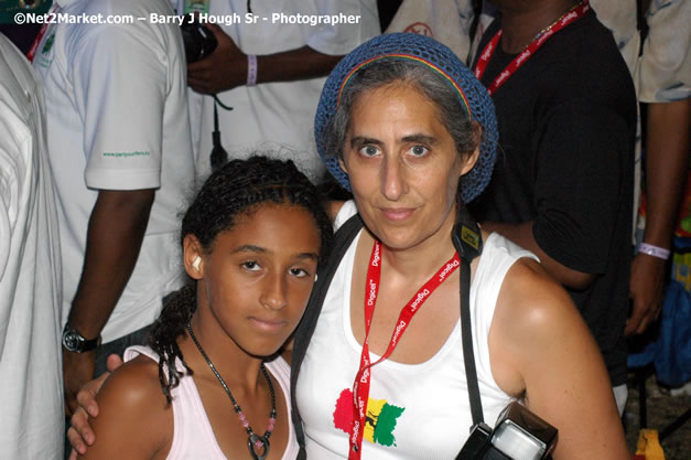 Audience - Red Stripe Reggae Sumfest 2007 - Zenith - Saturday, July 21, 2007 - Catherine Hall, Montego Bay, St James, Jamaica W.I. - Negril Travel Guide, Negril Jamaica WI - http://www.negriltravelguide.com - info@negriltravelguide.com...!