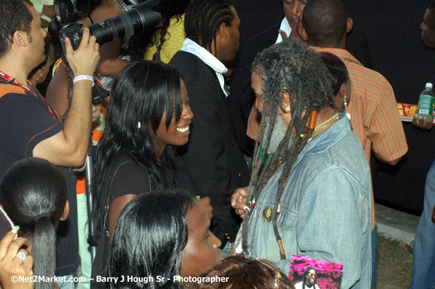 Audience - Red Stripe Reggae Sumfest 2007 - Zenith - Saturday, July 21, 2007 - Catherine Hall, Montego Bay, St James, Jamaica W.I. - Negril Travel Guide, Negril Jamaica WI - http://www.negriltravelguide.com - info@negriltravelguide.com...!