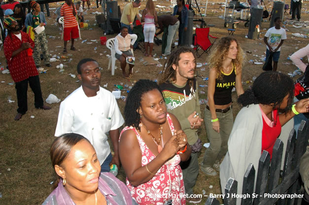 Audience - Red Stripe Reggae Sumfest 2007 - Zenith - Saturday, July 21, 2007 - Catherine Hall, Montego Bay, St James, Jamaica W.I. - Negril Travel Guide, Negril Jamaica WI - http://www.negriltravelguide.com - info@negriltravelguide.com...!