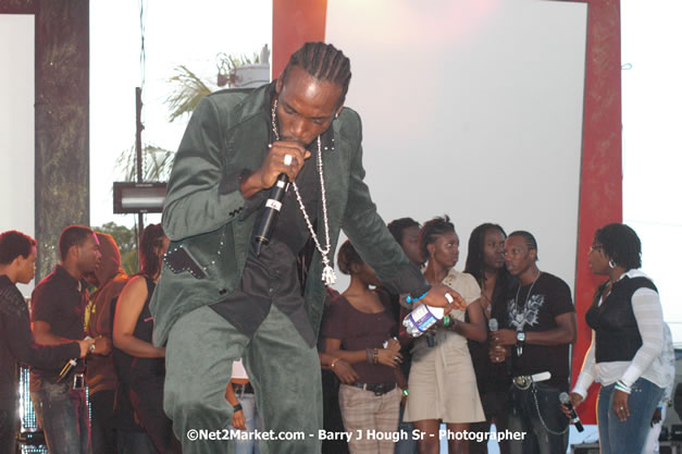 Mavado - Explosion - Red Stripe Reggae Sumfest 2007 - Thursday, July 19, 2007 - Red Stripe Reggae Sumfest 2007 at Catherine Hall, Montego Bay, St James, Jamaica W.I. - Negril Travel Guide, Negril Jamaica WI - http://www.negriltravelguide.com - info@negriltravelguide.com...!