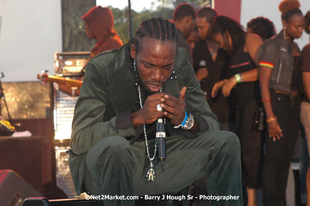 Mavado - Explosion - Red Stripe Reggae Sumfest 2007 - Thursday, July 19, 2007 - Red Stripe Reggae Sumfest 2007 at Catherine Hall, Montego Bay, St James, Jamaica W.I. - Negril Travel Guide, Negril Jamaica WI - http://www.negriltravelguide.com - info@negriltravelguide.com...!