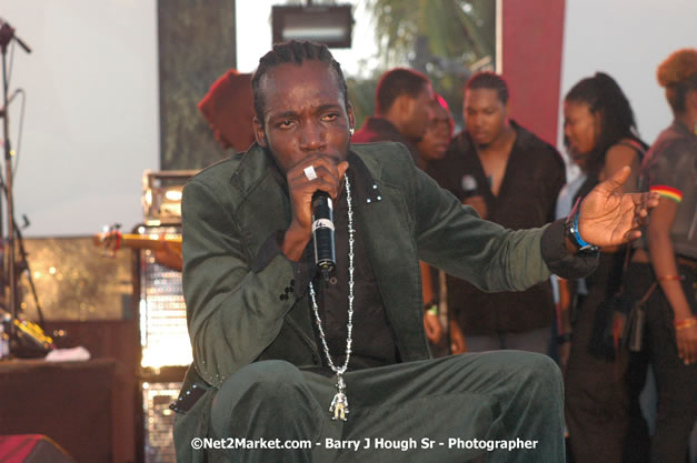 Mavado - Explosion - Red Stripe Reggae Sumfest 2007 - Thursday, July 19, 2007 - Red Stripe Reggae Sumfest 2007 at Catherine Hall, Montego Bay, St James, Jamaica W.I. - Negril Travel Guide, Negril Jamaica WI - http://www.negriltravelguide.com - info@negriltravelguide.com...!