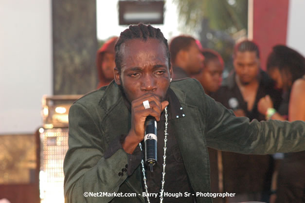 Mavado - Explosion - Red Stripe Reggae Sumfest 2007 - Thursday, July 19, 2007 - Red Stripe Reggae Sumfest 2007 at Catherine Hall, Montego Bay, St James, Jamaica W.I. - Negril Travel Guide, Negril Jamaica WI - http://www.negriltravelguide.com - info@negriltravelguide.com...!