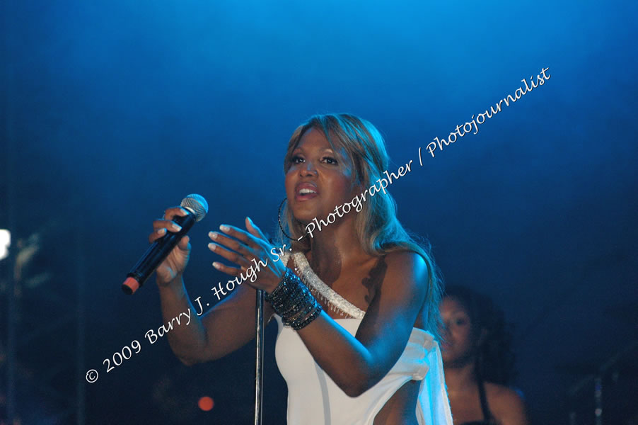 Toni Braxton @ Reggae Sumfest 2009 - International Night 2 - Reggae Sumfest 2009,Catherine Hall, Montego Bay, St. James, Jamaica W.I. - Saturaday, July 25, 2009 - Reggae Sumfest 2009, July 19 - 25, 2009 - Photographs by Net2Market.com - Barry J. Hough Sr. Photojournalist/Photograper - Photographs taken with a Nikon D70, D100, or D300 - Negril Travel Guide, Negril Jamaica WI - http://www.negriltravelguide.com - info@negriltravelguide.com...!