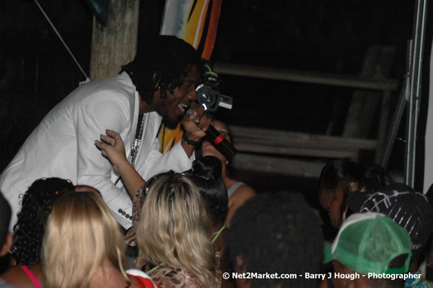 Munga & Wayne Marshall - Live in Concert @ The Jungle, Presented by The Jungle, Kraft-E, and Heineken - Friday, April 27, 2007 - The Jungle, Norman Manley Boulevard, Negril, Westmoreland, Jamaica W.I. - Negril Travel Guide, Negril Jamaica WI - http://www.negriltravelguide.com - info@negriltravelguide.com...!