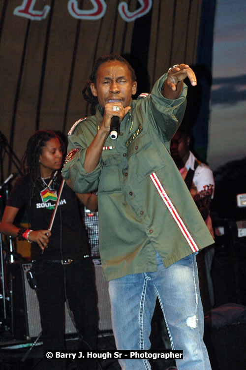 Jah Cure - Western Consciousness in Paradise "The Celebration Of Good Over Evil" @ Paradise Park, Paradise, Savanna-La-Mar - Saturday, April 25, 2009 - Photographs by Net2Market.com - Barry J. Hough Sr. Photojournalist/Photograper - Photographs taken with a Nikon D300 - Negril Travel Guide, Negril Jamaica WI - http://www.negriltravelguide.com - info@negriltravelguide.com...!