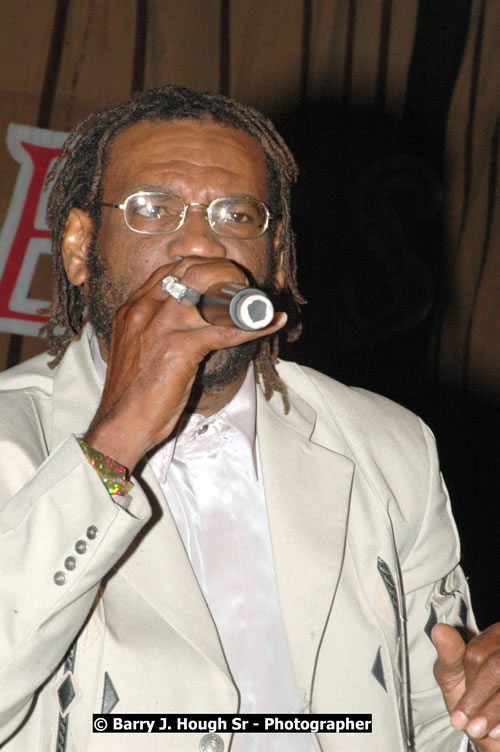 Leroy Gibbon - Western Consciousness in Paradise "The Celebration Of Good Over Evil" @ Paradise Park, Paradise, Savanna-La-Mar - Saturday, April 25, 2009 - Photographs by Net2Market.com - Barry J. Hough Sr. Photojournalist/Photograper - Photographs taken with a Nikon D300 - Negril Travel Guide, Negril Jamaica WI - http://www.negriltravelguide.com - info@negriltravelguide.com...!